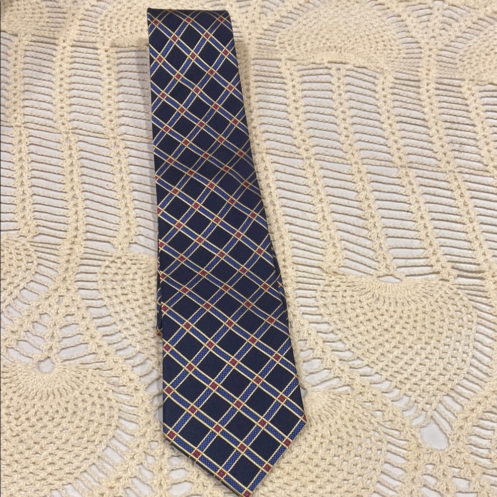 Zarrano Platinum 100% Silk Handmade Tie in Textured Navy Blue Main Color. NWT